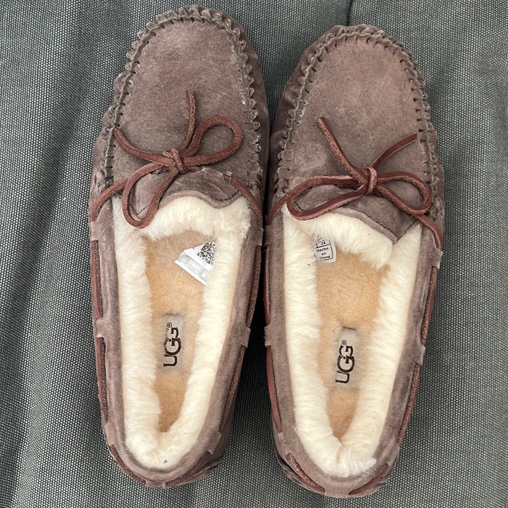 NWOT UGG Dakota Slipper
